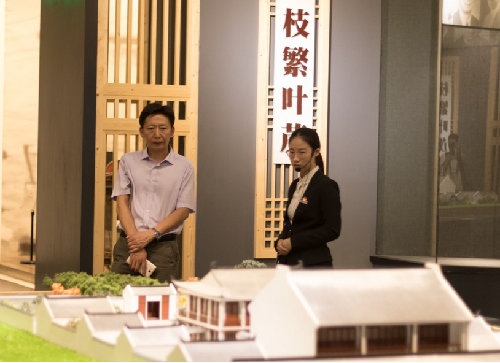 刘才华参观博物馆2.png